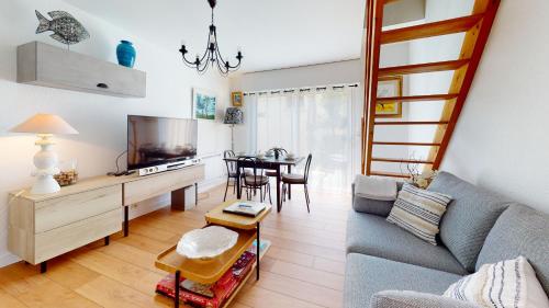 un salon avec un canapé et une table dans l'établissement Oasis de Croix de Vie, à Saint-Gilles-Croix-de-Vie