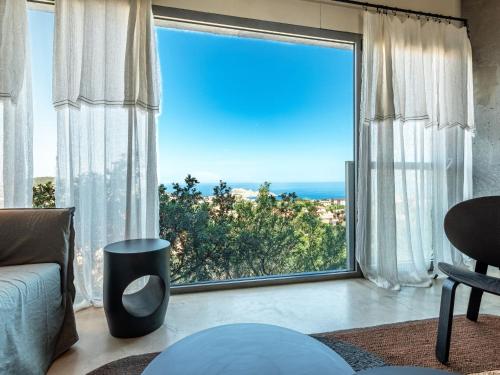 un salon avec une grande fenêtre avec vue dans l'établissement Villa Casa Suprana by Interhome, à Monticello