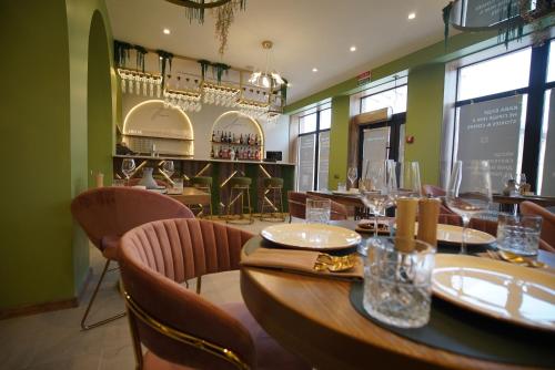 a restaurant with a table and chairs and a bar at HIDE PARK Hotel in Vinnytsya