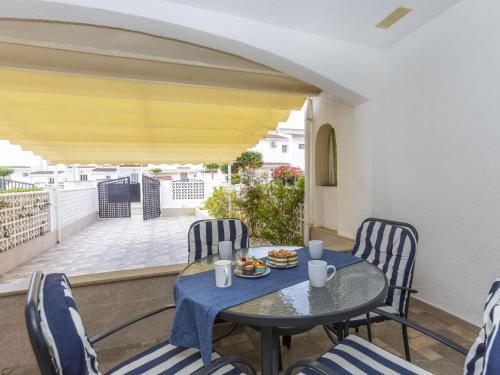 einen Tisch und Stühle auf dem Balkon eines Hauses in der Unterkunft Holiday Home Peñismar II-1 by Interhome in Peñíscola