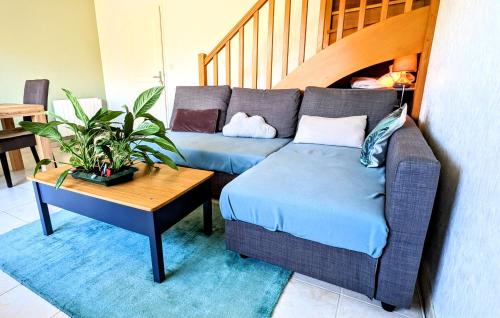 un salon avec un canapé et une table dans l'établissement Maison 2ch, 74m², tout équipée, parking, jardin, à Saint-Julien-les-Villas