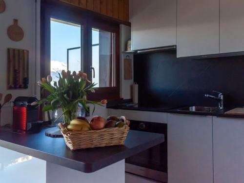 een keuken met een fruitmand op een aanrecht bij Apartment Les Diablerets by Interhome in Veysonnaz