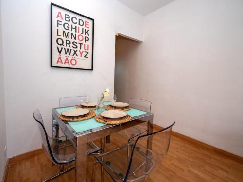 uma sala de jantar com mesa e cadeiras em Apartment Barcelona Centric Apartment by Interhome em Barcelona