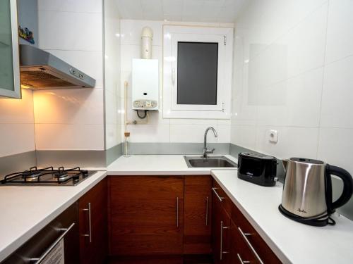 uma pequena cozinha com um lavatório e um fogão em Apartment Barcelona Centric Apartment by Interhome em Barcelona