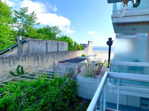 d'un balcon offrant une vue sur la plage. dans l'établissement Apartment Agena-3 by Interhome, à Arcachon