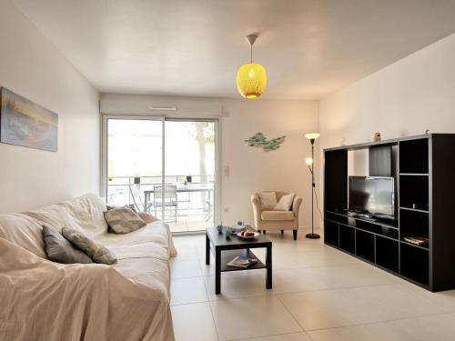 un salon avec un canapé et une télévision dans l'établissement Apartment Villa Sophia by Interhome, à La Baule