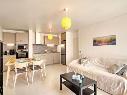 un salon avec un canapé et une table dans l'établissement Apartment Villa Sophia by Interhome, à La Baule