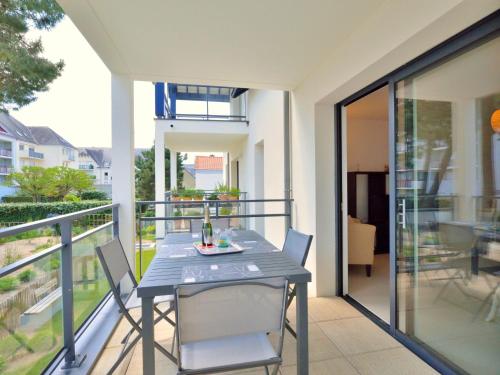 - une table à manger sur le balcon d'une maison dans l'établissement Apartment Villa Sophia by Interhome, à La Baule