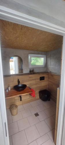 a small bathroom with a sink and a window at Gästehaus Kathi Campingplatz Buschcamper in Gyenesdiás
