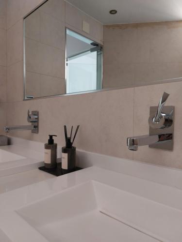 a bathroom with a sink and a mirror at Loft luminoso y céntrico in Zaragoza