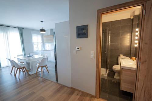 Bilik mandi di Simon Apartment by RentalsPro- Nea Moudania Halkidiki