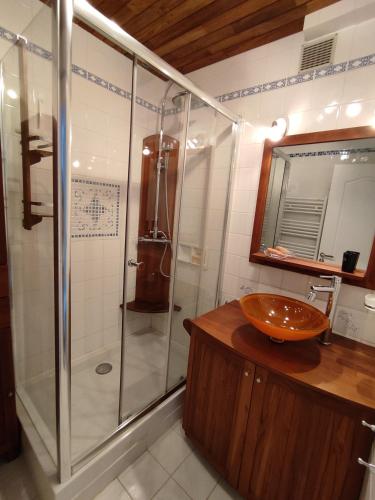 une salle de bain avec douche et lavabo dans l'établissement Port de Comberge - Studio 2P vue mer, à Saint-Michel-Chef-Chef