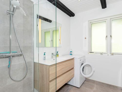 uma casa de banho com um chuveiro e um WC. em Holiday home Bindslev XXIII em Bindslev