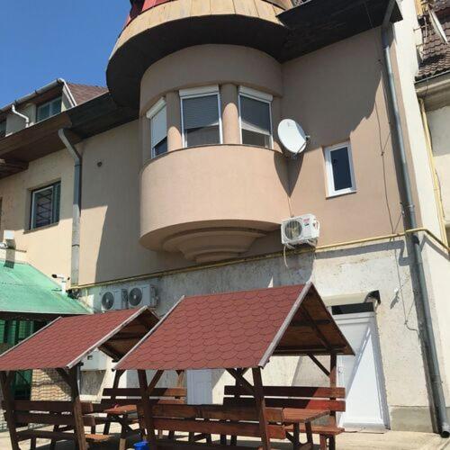 a building with a picnic table in front of it at Visit apartman Tiszafüred in Tiszafüred