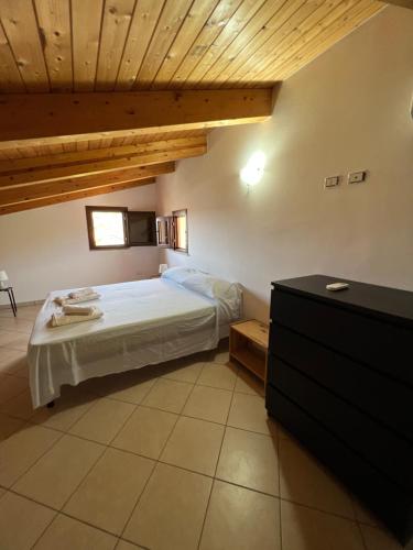 カザール・ヴェリーノにあるVilla Cilentoの木製の天井が特徴のベッドルーム1室(ベッド1台付)