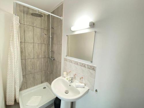 une salle de bain avec un lavabo, des toilettes et un miroir dans l'établissement Le Vinci 2, à Calais