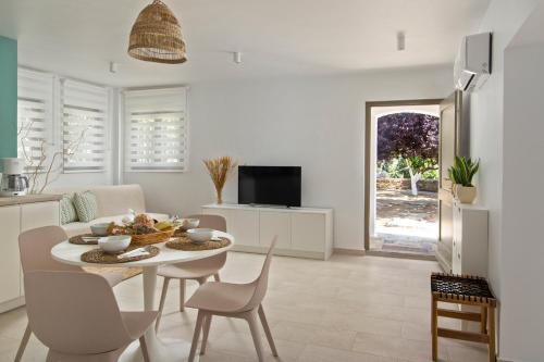 - une cuisine et une salle à manger avec une table et des chaises dans l'établissement Lemoni House, à Andros