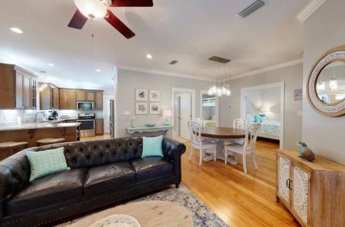 ein Wohnzimmer mit einem Sofa und einem Esszimmer in der Unterkunft Sunnydaze Beach Pools Ask For Special May in Gulf Shores
