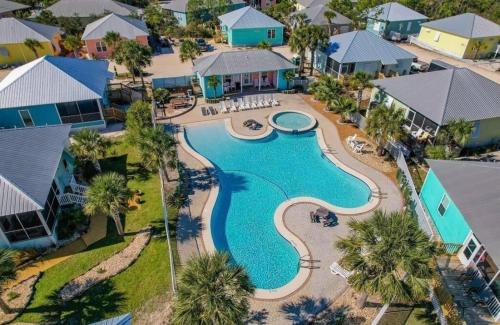 einen Luftblick auf einen Pool in einem Resort in der Unterkunft Sunnydaze Beach Pools Ask For Special May in Gulf Shores