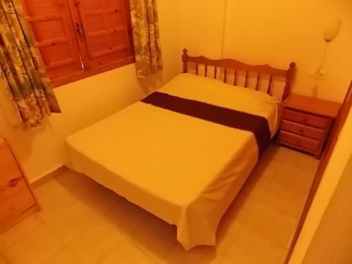 1 dormitorio con 1 cama en una habitación en Duplex Puertosol, en Puerto de Mazarrón