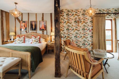 1 dormitorio con 1 cama, mesa y sillas en The Farmhouse at Redcoats, en Stevenage