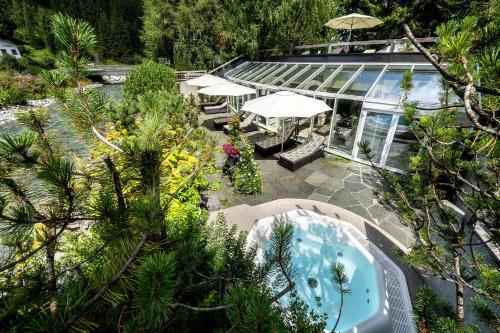 - une vue de tête sur un bain à remous dans le jardin dans l'établissement Romantik Hotel Krone, à Lech am Arlberg