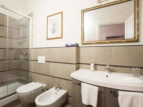フィレンツェにあるCasa di Annuscaのバスルーム(洗面台、トイレ、鏡付)