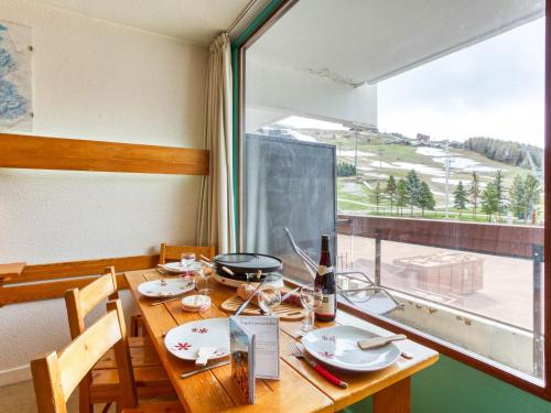 een eettafel met uitzicht op een berg bij Studio Chavière-13 by Interhome in Les Menuires