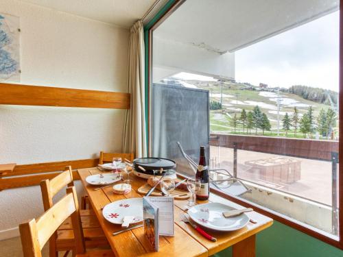 - une table à manger avec vue sur la montagne dans l'établissement Studio Chavière 116 by Interhome, aux Menuires