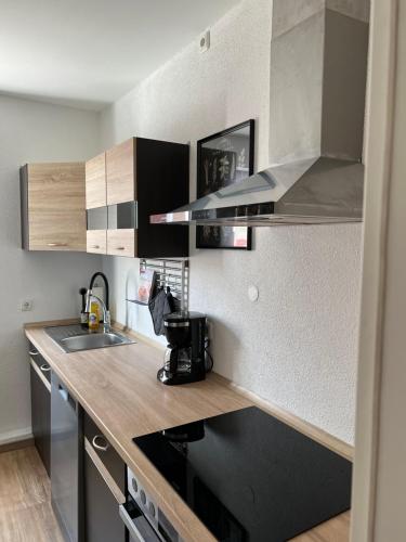 ヴァイデンにあるApartment in Weiden i. d. Opf.のシンクとコンロのあるキッチン トップオーブン