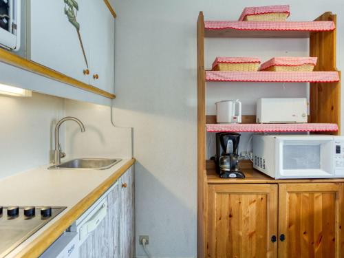 Kuchyňa alebo kuchynka v ubytovaní Studio Nécou-5 by Interhome