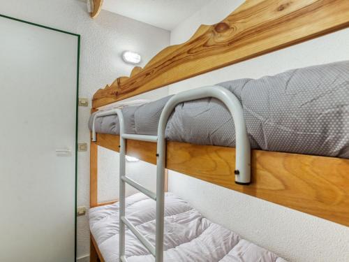 Poschodová posteľ alebo postele v izbe v ubytovaní Studio Nécou-5 by Interhome