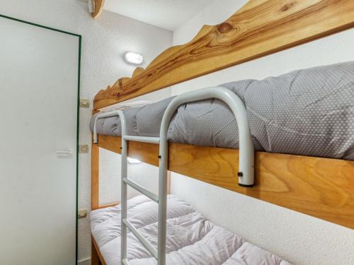 Ce lit superposé se trouve dans une petite chambre avec un miroir. dans l'établissement Studio 503 Nécou by Interhome, aux Menuires