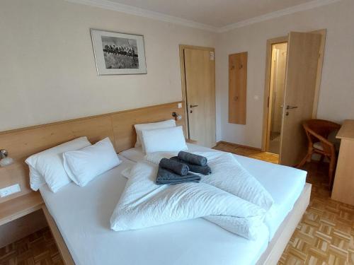 een groot wit bed met 2 kussens erop bij Apartment Tulpe by Interhome in Velden am Wörthersee