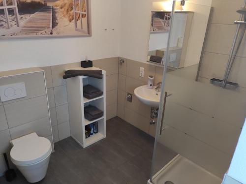 a bathroom with a toilet and a sink at Ferienwohnung Christoph,nahe Burg Steinsberg in Sinsheim