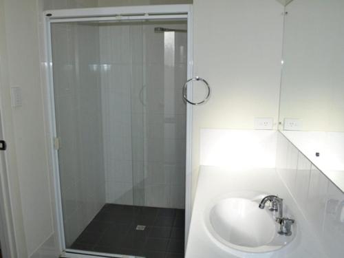 ein Bad mit einer Dusche und einem Waschbecken in der Unterkunft The Dwicke in Brentwood
