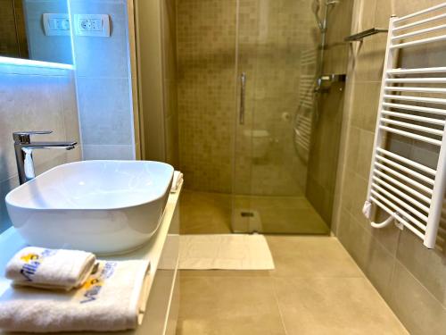 un baño con bañera y ducha en Villa Romana III Omis, en Omiš