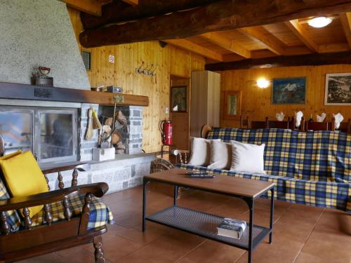 uma sala de estar com um sofá e uma lareira em Chalet Casa Sosto by Interhome em Castro