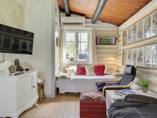 - un salon avec un canapé et une télévision dans l'établissement Holiday Home Gunnhild - 500m from the sea in Sealand by Interhome, à Gilleleje