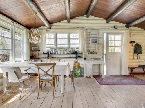 - une cuisine et une salle à manger avec une table et des chaises dans l'établissement Holiday Home Gunnhild - 500m from the sea in Sealand by Interhome, à Gilleleje