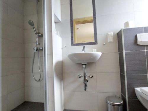 ein Bad mit einem Waschbecken und einer Dusche in der Unterkunft Apartment Kornblume by Interhome in Velden am Wörthersee