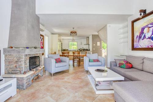 un salon avec un canapé et une cheminée dans l'établissement Les Magnolias Valbonne, à Valbonne