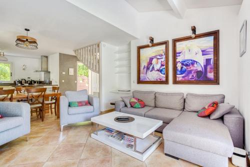 un salon avec un canapé et une table dans l'établissement Les Magnolias Valbonne, à Valbonne