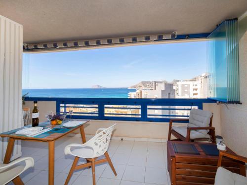 um quarto com uma varanda com vista para o oceano em Apartment Turquesa Beach-6 by Interhome em Calpe