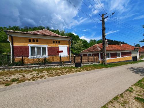 una casa a un lado de la carretera en Casa Rozalia en Breazova