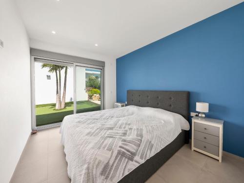 - une chambre avec un grand lit et une grande fenêtre dans l'établissement Villa Lirios View by Interhome, à Benitachell