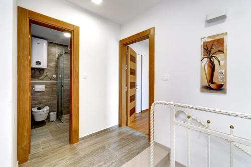 uma casa de banho com um WC e uma cabina de duche ao nível do chão em Villa Zara em Dramalj