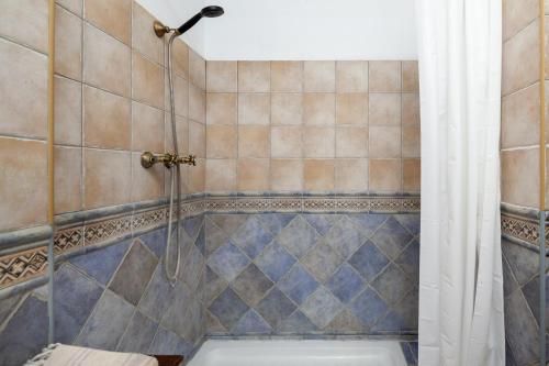 y baño con ducha y puerta de cristal. en Casa Rural Los Hidalgos en Tolatán
