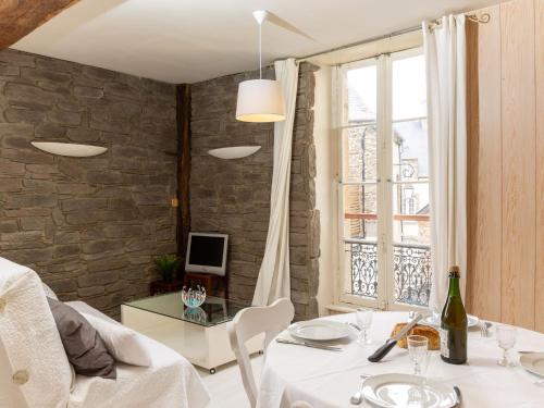 une salle à manger avec une table et une fenêtre dans l'établissement Apartment le Malouin by Interhome, à Saint-Malo