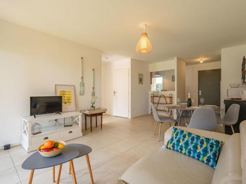 un salon avec un canapé et une télévision dans l'établissement Apartment Wangari by Interhome, à Vaux-sur-Mer